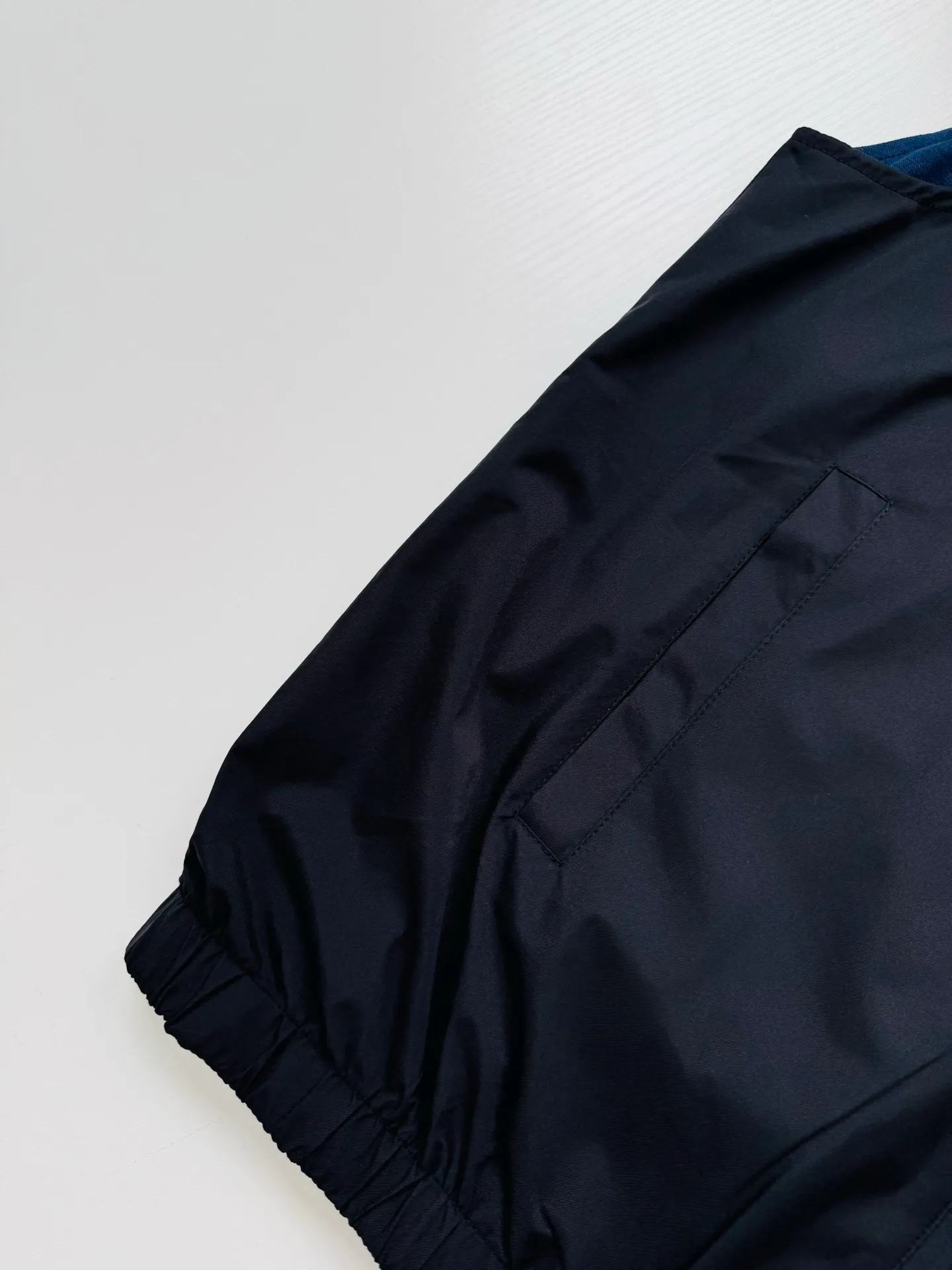 Loro Pian old money style LP double-sided stand-up collar zipper vest jacket. The A side is customized with high-density windproof functional nylon fabric. The drape is completely synchronized with the original version. The B side is made of ultra-fine wool knitted fabric, which has been individually color-fixed and will not turn white after repeated wear. The two-way double-headed metal zipper is molded separately. The size of the slider, metal matte coating, and tooth pattern spacing are strictly reproduced from the original version. Size: 46/48/50/52